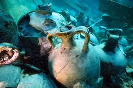 Tàu đắm cổ đại chứa hàng nghìn bình garum được phát hiện dưới biển