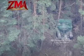 Vài ngày sau, các phi công thuộc Trung đoàn Tấn công Độc lập 224 tiếp tục phát hiện chiếc xe tăng thứ hai, đó là chiếc xe tăng T-72B3M, phương tiện này đang di chuyển mà không có đạn dược trên đường trở về căn cứ. Ảnh: @Trung đoàn Tấn công Độc lập 224.