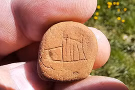 Soi cận viên đá nhỏ khắc tranh nghệ thuật cổ xưa 