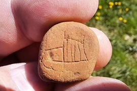 Soi cận viên đá nhỏ khắc tranh nghệ thuật cổ xưa 