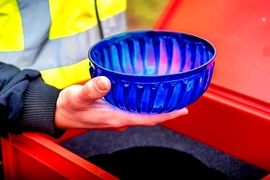 Chiếc bát thủy tinh xanh La Mã cổ đại nguyên vẹn gây chấn động