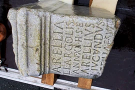 Chữ khắc bia mộ bé gái La Mã cổ chứa bí mật động trời 