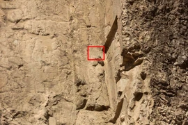 Thứ quái dị thấp thoáng gần lăng mộ Vua Ba Tư Darius 