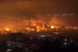 Các vụ cháy sau các cuộc tấn công bằng máy bay không người lái của Ukraine vào Tuapse