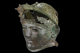 Chiếc mũ giáp 1.900 năm tuổi hé lộ điều bất ngờ