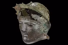 Chiếc mũ giáp 1.900 năm tuổi hé lộ điều bất ngờ