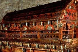 Công nhân đào hồ chứa nước tìm thấy mộ cổ đầy ắp báu vật