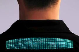 Tận mục áo khoác thông minh tích hợp AI ngăn bỏng nhiệt 