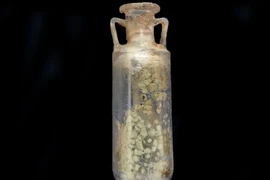 Sốc nặng thấy thứ bên trong lọ nước hoa La Mã 2.000 năm tuổi