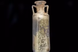 Sốc nặng thấy thứ bên trong lọ nước hoa La Mã 2.000 năm tuổi