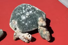 Tìm thấy đồ trang trí 10.000 tuổi khắc chim thiêng quyền lực