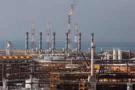 Iran tăng cường tấn công hạ tầng năng lượng của các quốc gia Arab vùng Vịnh trong ngày thứ Năm, đẩy căng thẳng khu vực leo thang.