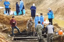 Bật nắp quan tài cổ nghìn năm, chuyên gia sốc với thứ màu trắng bên trong