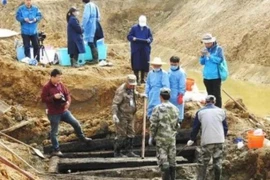 Bật nắp quan tài cổ nghìn năm, chuyên gia sốc với thứ màu trắng bên trong