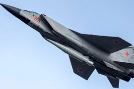 Máy bay MiG-31 mang theo tên lửa đạn đạo.