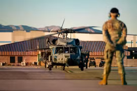 Cấu hình hiện tại của HH-60W thiếu khả năng đối phó hồng ngoại chủ động và chỉ dựa vào các hệ thống cảnh báo tên lửa mà không có phương tiện để đánh bại các mối đe dọa đang lao tới, khiến trực thăng dễ bị tấn công bởi các tên lửa dẫn đường bằng hồng ngoại như MANPADS. (Nguồn ảnh: Không quân Hoa Kỳ)