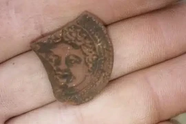 Giật mình khuôn mặt nữ thần tóc rắn Medusa trên dãy núi Caucasus