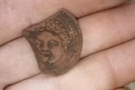 Giật mình khuôn mặt nữ thần tóc rắn Medusa trên dãy núi Caucasus