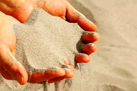 Tận dụng cát giữ nhiệt để đun sôi nước 