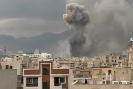 Cột khói lớn bốc lên tại Tehran sau các vụ nổ do không kích, cho thấy mức độ thiệt hại tại khu vực đô thị.