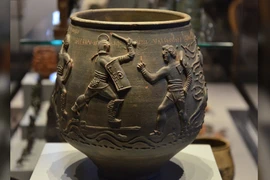 Chiếc bình cổ La Mã 1.800 năm tuổi hé lộ cảnh đấu sĩ kinh thiên
