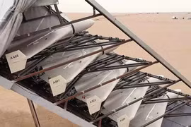 Và trong cuộc trò chuyện này, Trung tướng Kyrylo Budanov đã cho đội ngũ trang The War Zone biết thông tin gây sốc rằng, Nga đang cung cấp công nghệ và kiến ​​thức để giúp Triều Tiên tự chế tạo máy bay không người lái cảm tử tầm xa Shahed-136. Động thái này cũng dễ hiểu, bởi Triều Tiên đã trở thành một bên ủng hộ chính cho nỗ lực chiến sự của Nga, cung cấp hàng triệu quả đạn pháo và thậm chí cả quân đội cho Nga để đổi lại sự hỗ trợ khác từ phía Nga. Ảnh: @Army Recognition.