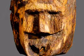 Sửng sốt khuôn mặt người gỗ bí ẩn dưới hồ Ba Lan 