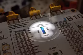 Con chip lượng tử đầu tiên tự tạo và ổn định ánh sáng