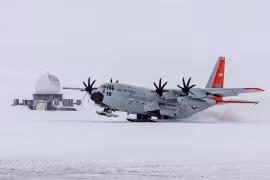 Bản đồ Greenland với hình ảnh lá cờ Mỹ phủ lên đảo, minh họa kịch bản Washington gia tăng hoặc nắm quyền kiểm soát an ninh – quốc phòng Greenland trong bối cảnh tranh luận về mô hình Hiệp ước Liên kết Tự do (COFA) và vai trò chiến lược của hòn đảo tại Bắc Cực. (Nguồn ảnh: X/Katie Miller)