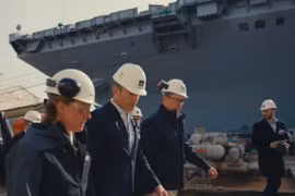 Bộ trưởng Bộ Quốc phòng Mỹ Pete Hegseth thăm xưởng đóng tàu HII Newport News Shipbuilding ngày 6/1/2025, nơi Bộ Quốc phòng Mỹ công bố việc đẩy nhanh tiến độ đóng mới và bàn giao tàu sân bay lớp Ford USS John F. Kennedy (CVN-79). (Nguồn ảnh: Bộ Quốc phòng Mỹ)