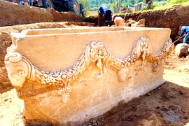 Quan tài đá cổ có vòng hoa phù điêu nổi lộ bí mật gây sốc