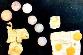 Túi tiền được tìm thấy trong chân bức tượng nhà thờ Đức 