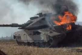 Xe tăng Merkava của quân đội Israel sau một cuộc tấn công bằng tên lửa chống tăng trong cuộc xâm lược Lebanon trước đó.