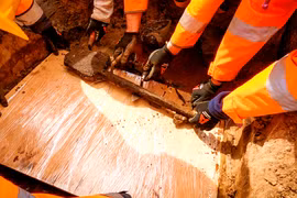 Phát hiện chiếc xẻng gỗ 3.000 năm Thời Kỳ Đồ Đồng hiếm có