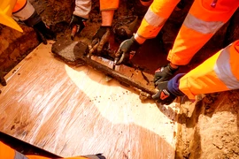 Phát hiện chiếc xẻng gỗ 3.000 năm Thời Kỳ Đồ Đồng hiếm có