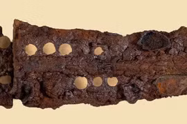 Tận mục mũi giáo thời Đồ Đồng được trang trí bằng vàng 