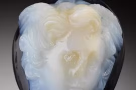 Phát hiện nữ thần rắn Medusa tí hon chạm khắc tinh xảo trên đá mã não