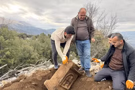 Bất ngờ phát hiện bia mộ La Mã cổ đại trong rừng sâu