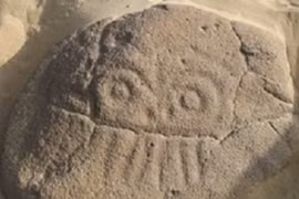 Khuôn mặt kỳ lạ trên đá cổ 7.700 năm tại Mông Cổ