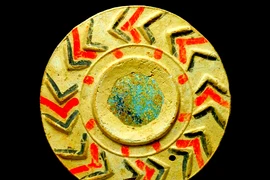 Khai quật "gương thần" xua tà ma, sững sờ sự thật