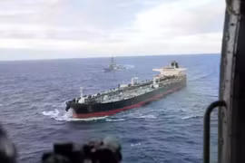 Mỹ tăng cường trừng phạt hàng hải, bắt giữ tàu dầu Venezuela trên biển