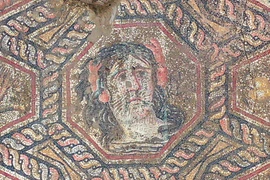 Nữ thần nước đội kẹp tóc càng cua trong tranh khảm cổ