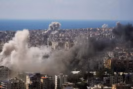 Khói bốc lên tại thủ đô Beirut của Lebanon sau cuộc tập kích của Israel hôm 8/4. Ảnh: AP