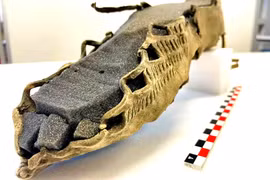 Đôi giày 1.700 năm thời Đồ Sắt lộ diện giữa băng tan