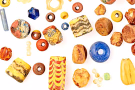 Bí ẩn ngôi mộ bé gái thế kỷ 6 rực rỡ hạt cườm và báu vật