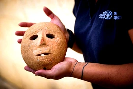 Chiếc mặt nạ đá 9.000 năm tuổi lần đầu được công bố 