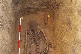 Mở mộ chiến binh trẻ thế kỷ thứ 6, rùng mình thấy thứ bên trong