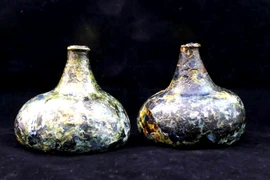 Chai thủy tinh 300 năm tuổi hình củ hành tây chứa thông tin sốc