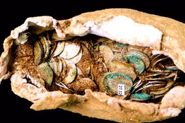 Bất ngờ kho tiền xu thế kỷ 11 được tìm thấy trong vỏ chì 