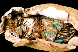 Bất ngờ kho tiền xu thế kỷ 11 được tìm thấy trong vỏ chì 